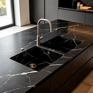 Bancada de mármore preto em cozinha moderna